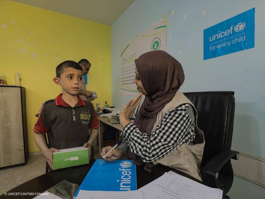 El pequeño Abdelaziz, de 10 años, prueba por primera vez su audífono.