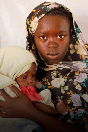 Una niña con su bebé