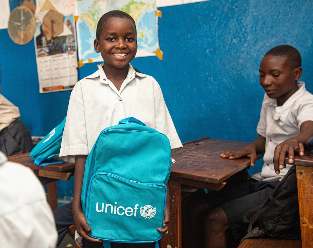 Un niño con una mochila.