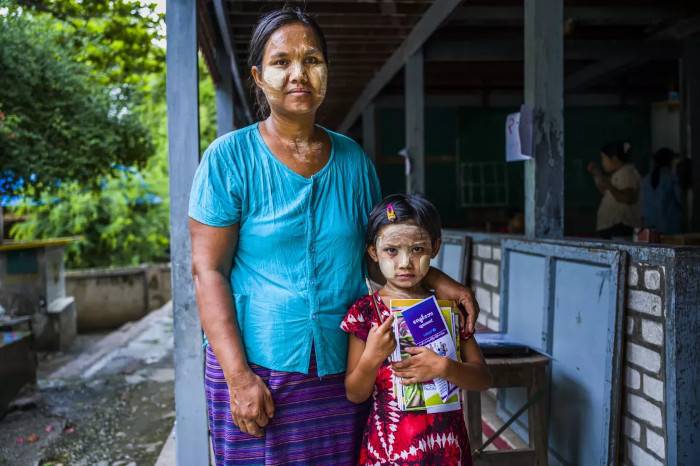 Thoon y su madre, reciben ayuda de UNICEF tras el terremoto en Myanmar.