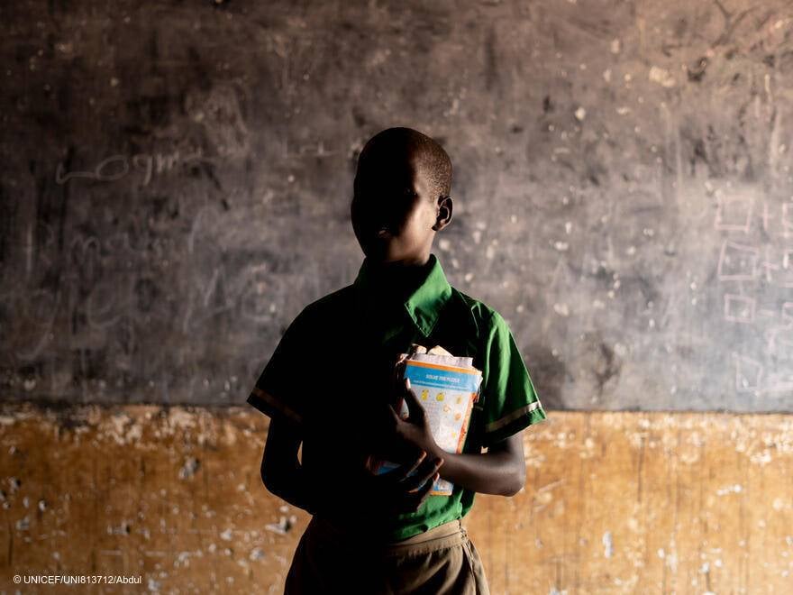 Jane, con sus libros en la mano, nos cuenta de primera mano cómo está siendo su vuelta al cole. Un niño en la escuela