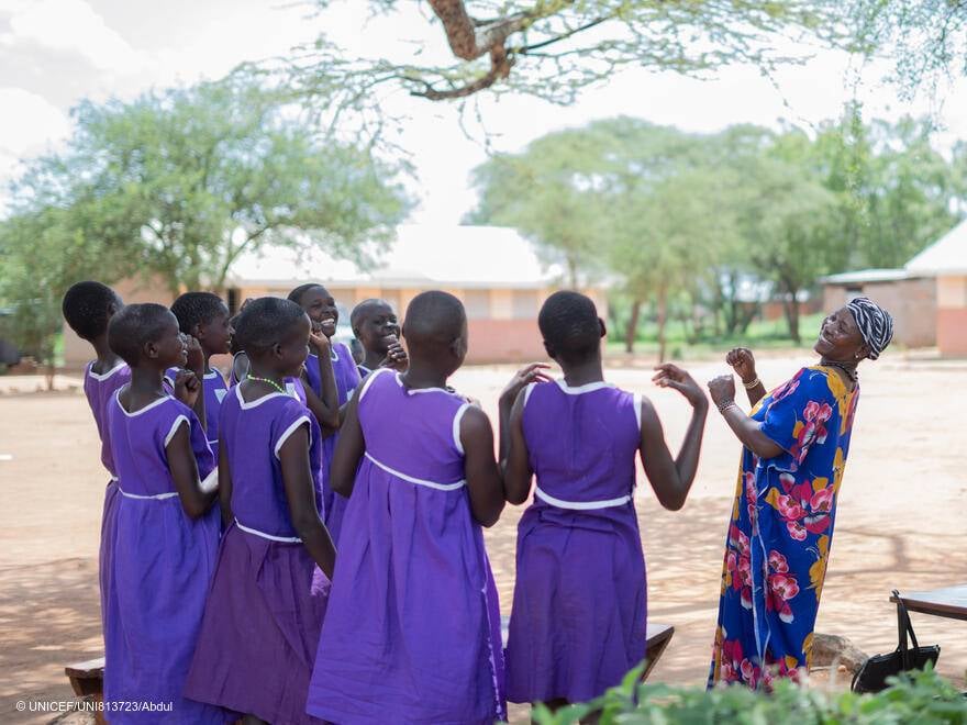 El acceso a la escuela es, para muchas niñas de Uganda, la oportunidad de tener un futuro digno. Un grupo de niñas en la escuela