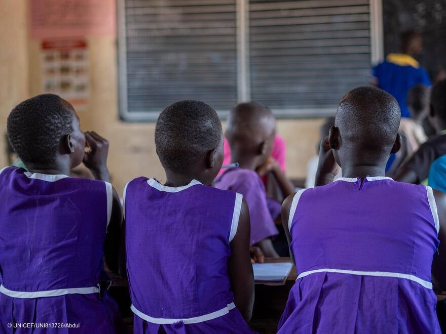 Jane, junto a otras niñas de la comunidad, pueden volver a aprender en clase. Un grupo de niñas en clase