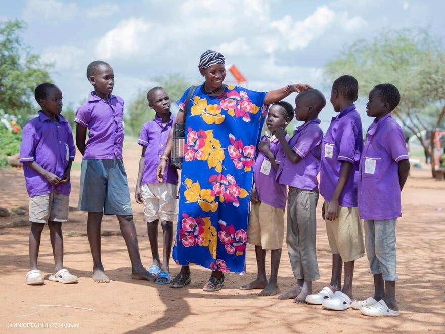 Todos los estudiantes juegan un papel fundamental a la hora de recibir a las chicas en clase. Un grupo de estudiantes