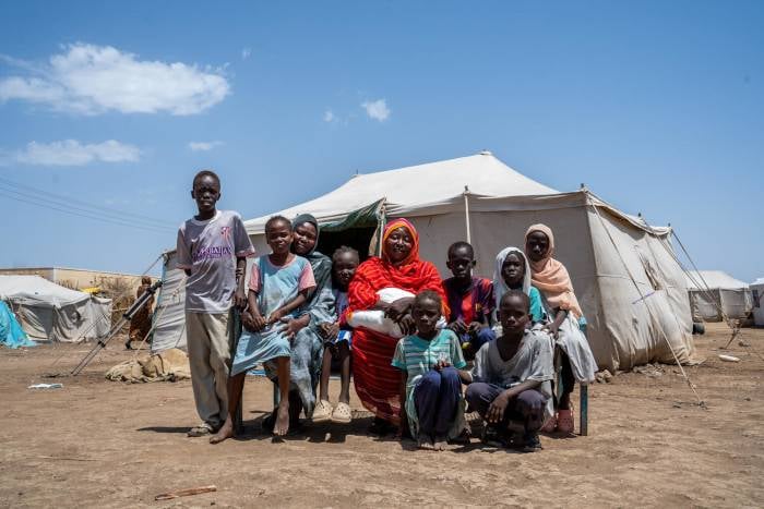 Madre con 10 hijos recibe ayuda en Sudán.