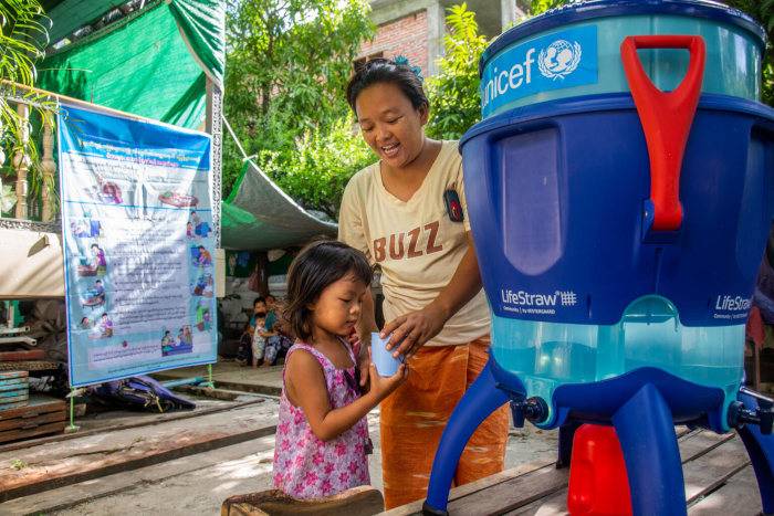 UNICEF distribuye agua potable después del terremoto en Myanmar.
