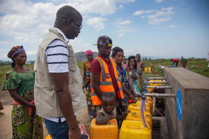 Instalamos puntos de agua segura para la población.