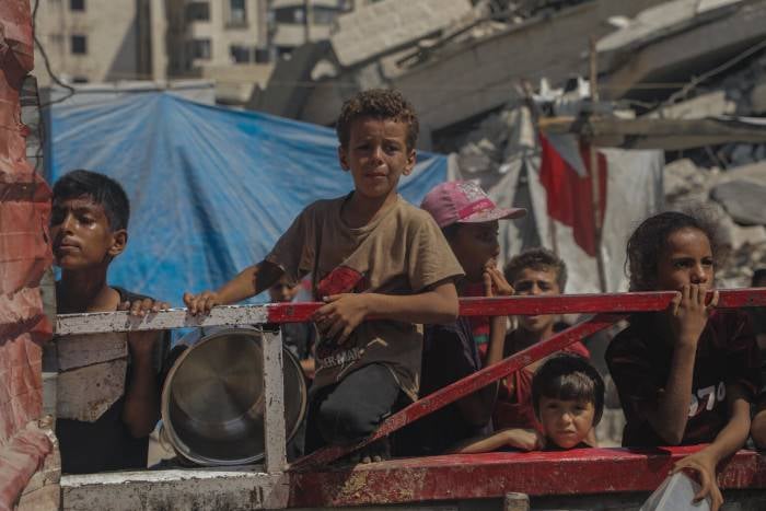 Niños buscando alimentos en Gaza.