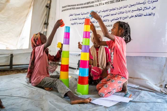 Niñas juegan en un espacio amigo de la infancia en Sudán.