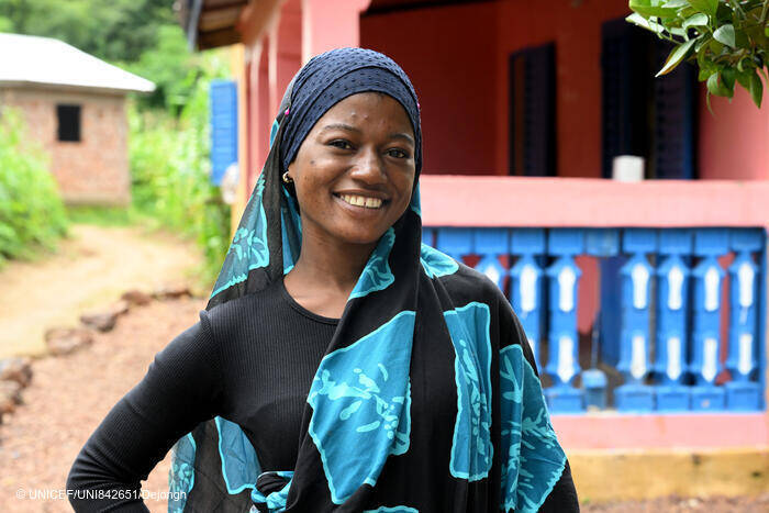 Djenabou, de Guinea, mira sonriente a la cámara.