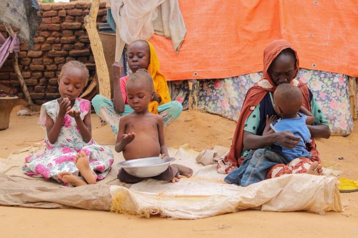 En El Fasher, alimentar a los niños es cada vez más difícil.