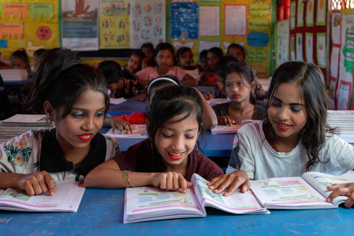 Niñas en un centro de aprendizaje de UNICEF.