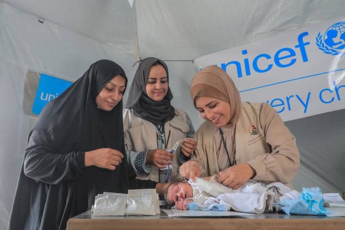 UNICEF distribuye suministros nutricionales en Gaza.
