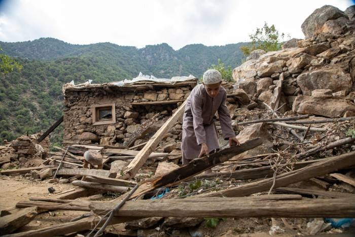 Sajed entre los escombros de su hogar tras el terremoto en Afganistán.