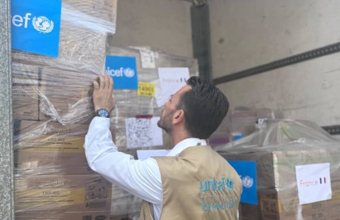 UNICEF distribuye suministros nutricionales en Gaza.
