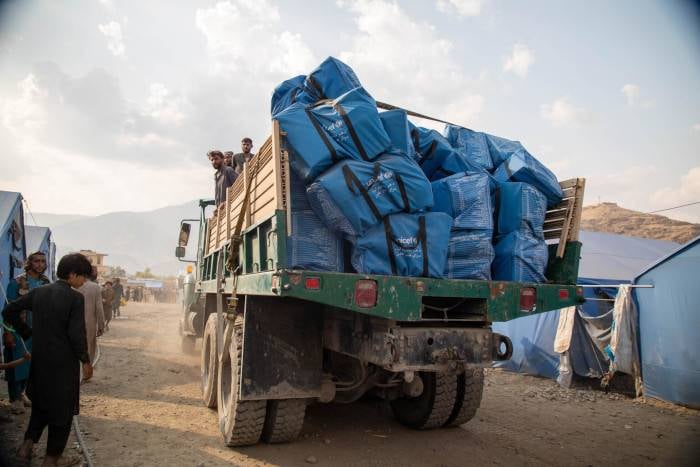 Camión transporta suministros de UNICEF para los afectados por el terremoto de Afganistán.