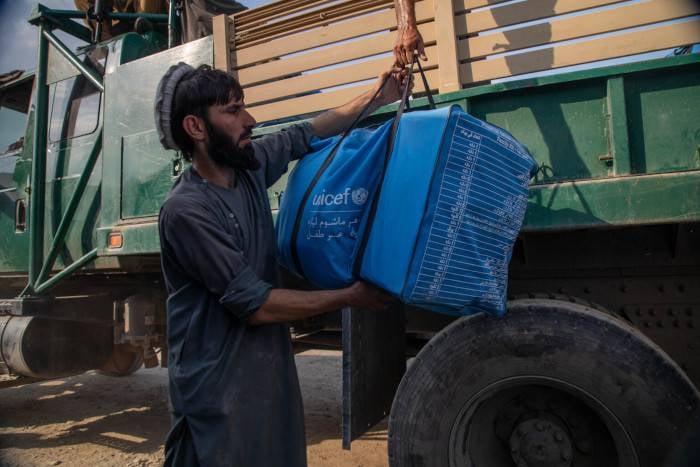 Descarga de camión con suministros de UNICEF tras el terremoto de Afganistán.