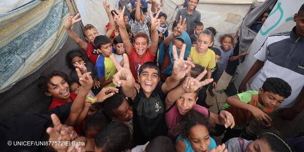 Niños y niñas celebrando el alto al fuego en Gaza Niños y niñas celebrando el alto al fuego en Gaza