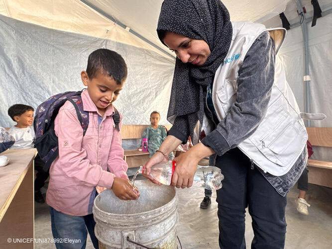 Los equipos de UNICEF están distribuyendo pastillas de jabón a los niños palestinos en centros de aprendizaje y refugios para desplazados, Al Nuseirat.