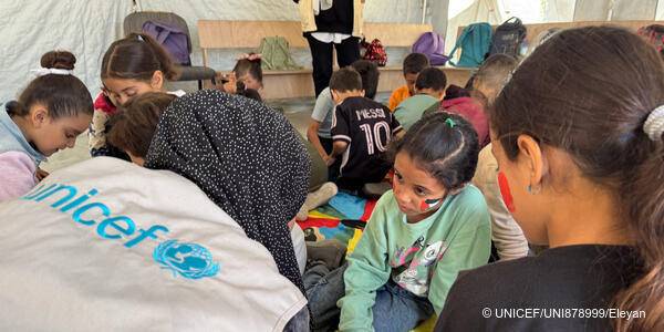 Niños y niñas en un centro de aprendizaje Niños y niñas en un centro de aprendizaje