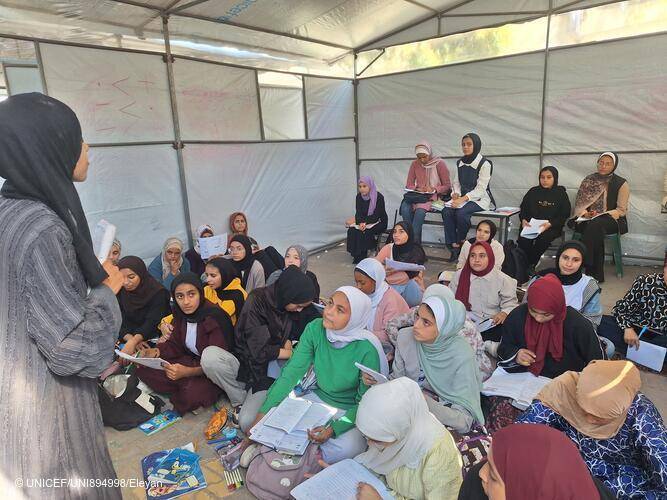 Niños y niñas asisten a un centro de aprendizaje apoyado por UNICEF en la escuela Aeshyia de Deir al-Balah, Gaza, octubre de 2025