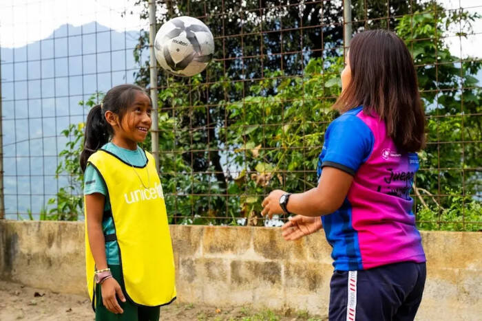 Niñas entrenan con el balón en Guatemala.