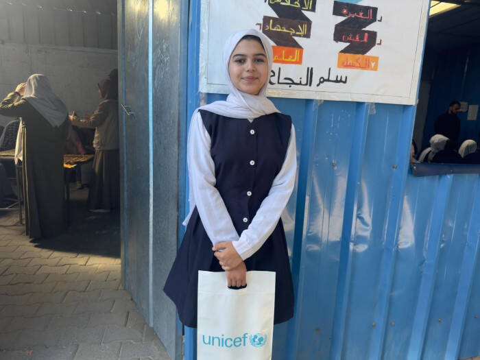 Una niña de Gaza recibe suministros de UNICEF