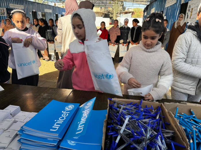UNICEF distribuye suministros escolares en Gaza.