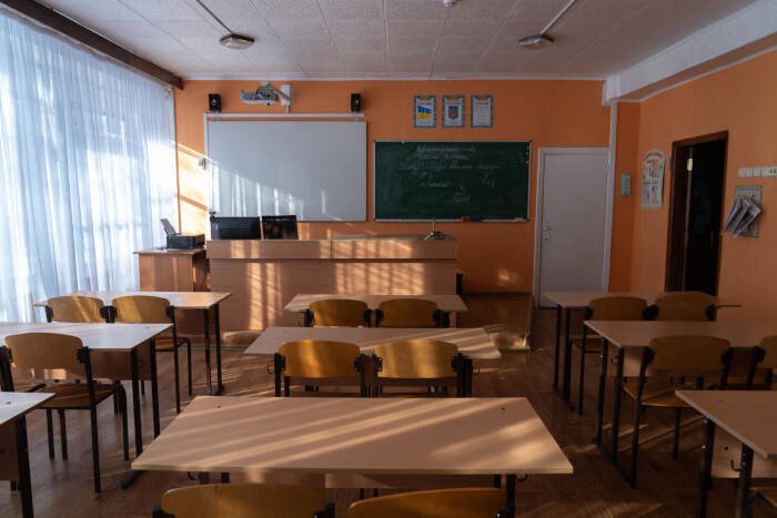 Aulas vacías y niños sin educación presencial en Ucrania.