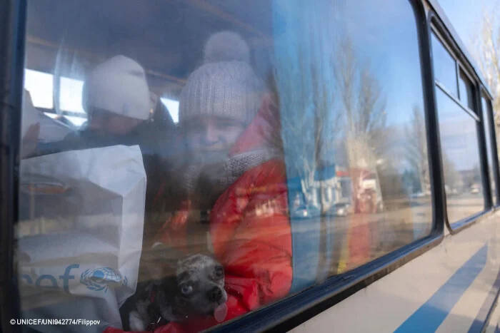 Su familia se ve obligada a abandonar su vivienda tras el bombardeo de los edificios cercanos a su casa Este autobús lleva a Kira, de 11 años, junto a su perrito, Kim.