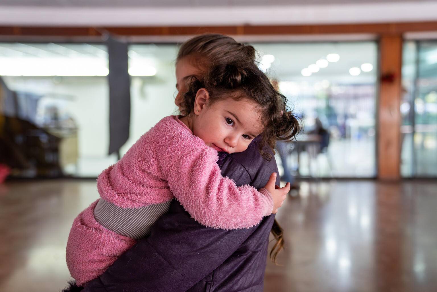 Familias encuentran refugio en escuelas en Líbano.