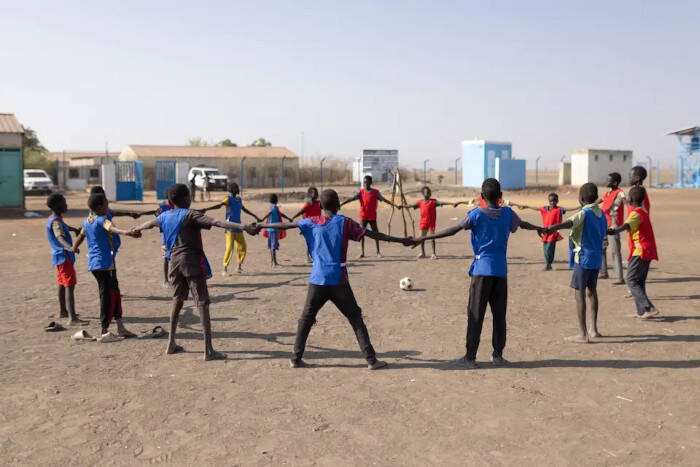 Chicos se preparan para un partido de fútbol en Sudán.
