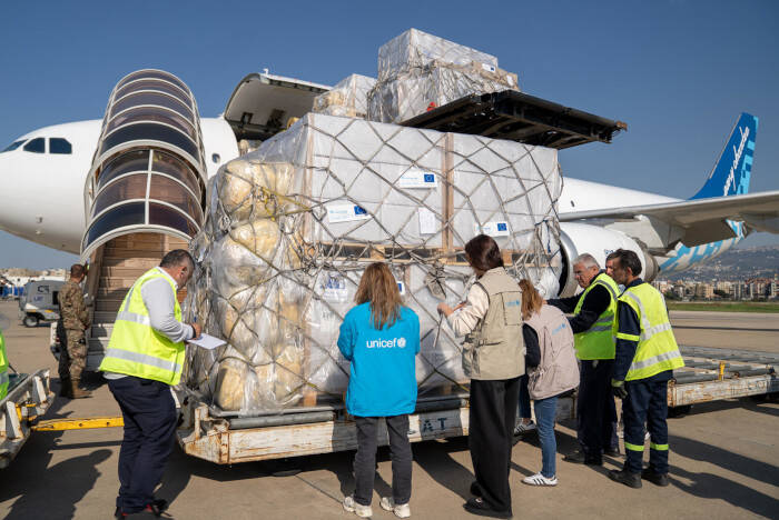 En Beirut reciben los suministros vitales de UNICEF.