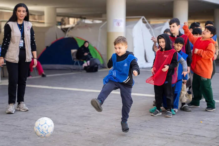 En Beirut, Líbano, niños practican sus habilidades con el balón.