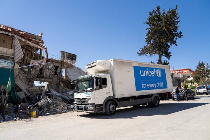 Camiones de UNICEF distribuyen suministros entre edificios destruidos en Líbano.