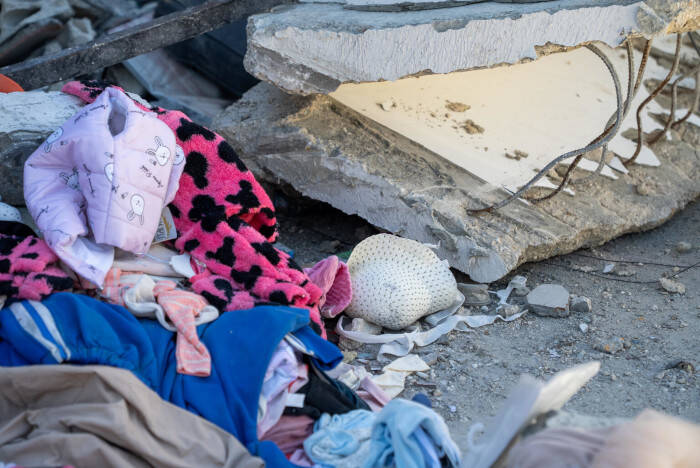 Objetos personales esparcidos entre los escombros de edificios destruidos en Líbano.