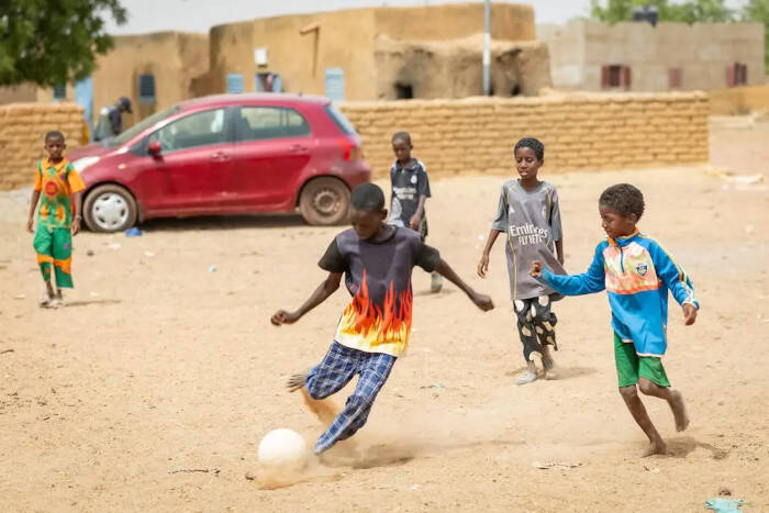 Niños juegan al fútbol en la región central de Malí.