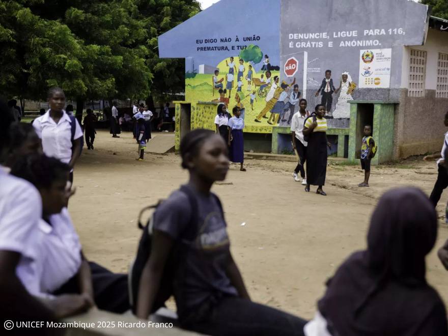 Las escuelas se han convertido en un refugio seguro para miles de niñas en Mozambique.