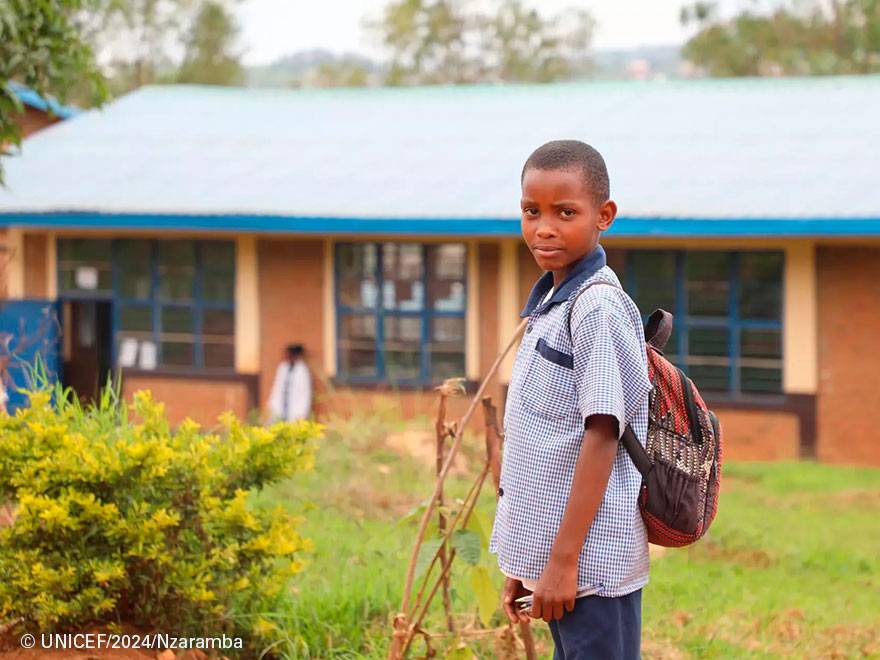 UNICEF llega a los colegios para ayudar a más de 10.000 jóvenes a comprender los desafíos que nos presenta la crisis climática Un niño con mochila.