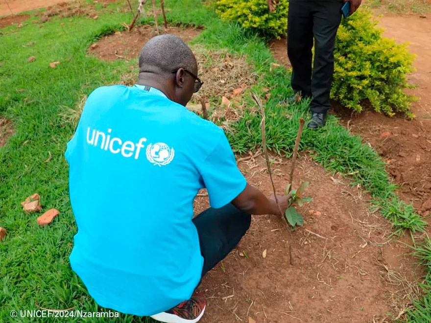 El “Proyecto de Escuelas Ecológicas” ha hecho posible que los jóvenes planten casi 43.000 árboles por todo el país Un miembro del staff de UNICEF