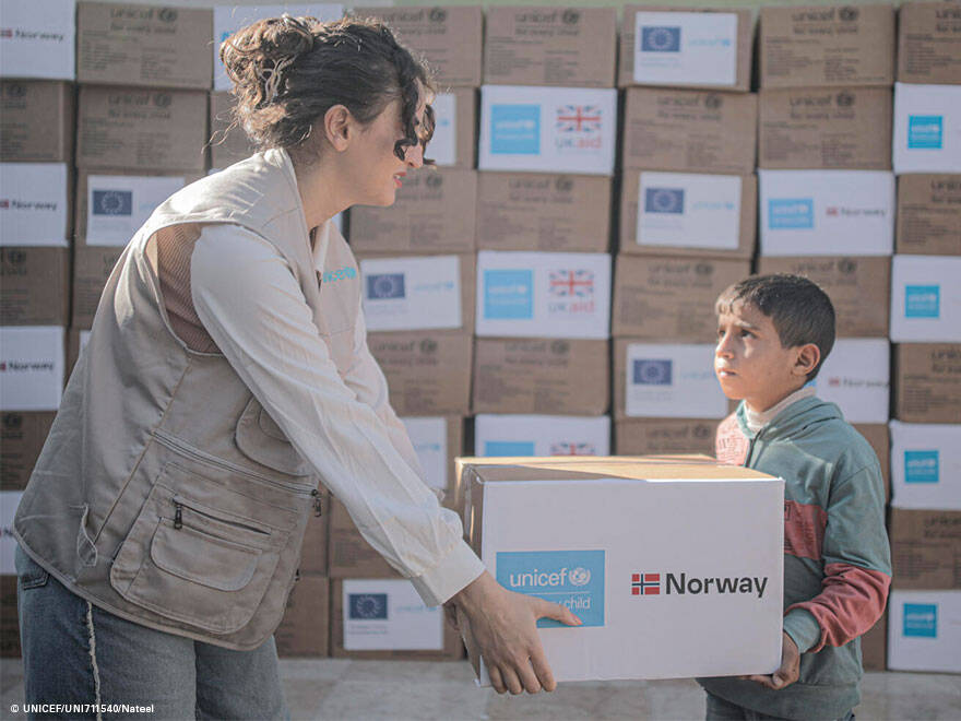 Unidos por Gaza Un niño recibe víveres de UNICEF