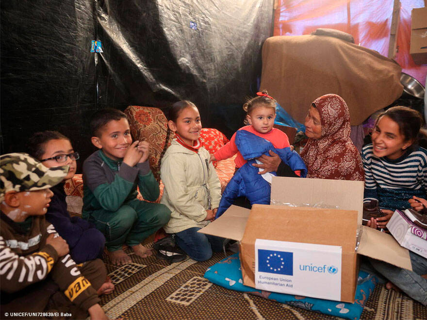 UNIDOS por Gaza Un grupo de personas reciben ropa de invierno