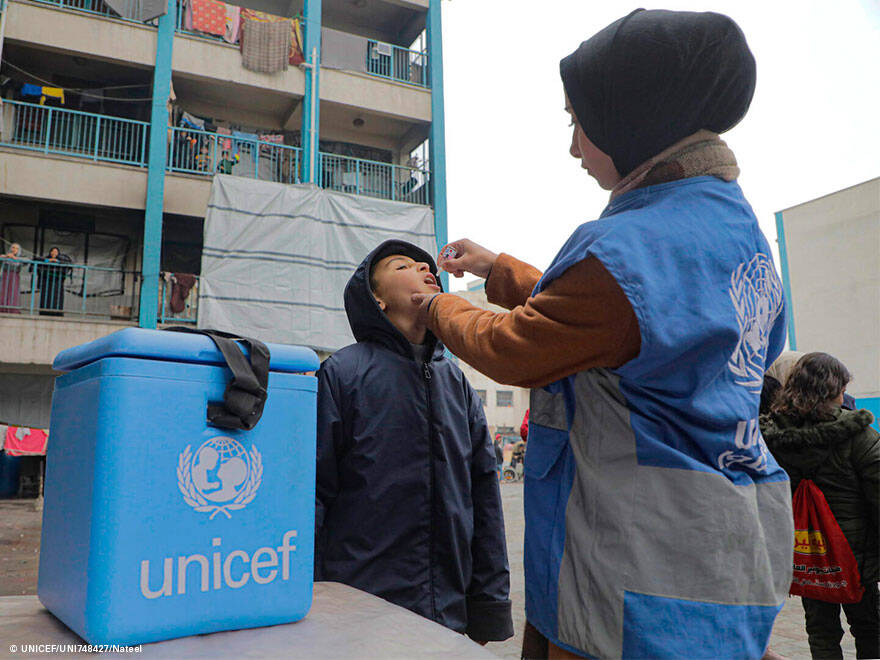 Los niños reciben vacunas contra la polio en una escuela del campamento de Beach, en la ciudad de Gaza. Un niño siendo vacunado