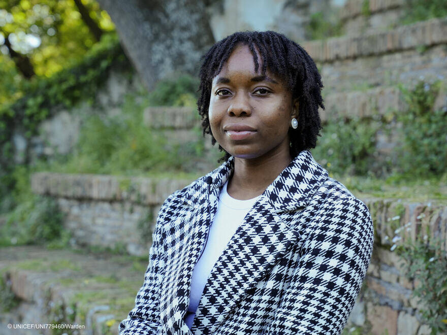 A Hannah le apasiona la poesía y, a través de sus poemas, quiere divulgar su historia. Una joven refugiada