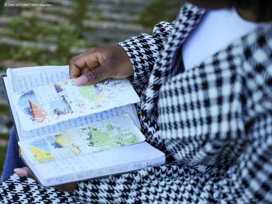 Imagen de Hannah con un cuaderno