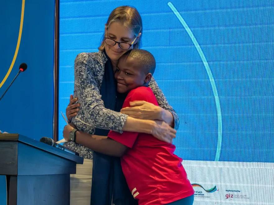 La joven Mariam representa a miles de niñas en Tanzania a través de “Las chicas toman el mando”, una iniciativa potenciada por UNICEF La joven Mariam representa a miles de niñas en Tanzania a través de “Las chicas toman el mando”,</b> una iniciativa potenciada por UNICEF