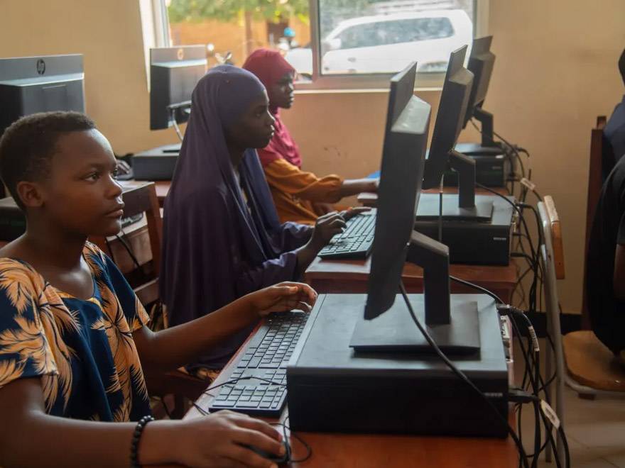 Mariam aprende nociones básicas de informática para encontrar un trabajo. Mariam aprende nociones básicas de informática para encontrar un trabajo.