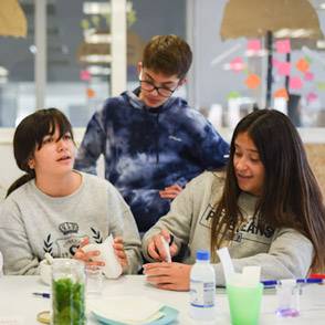 Un grupo de adolescentes