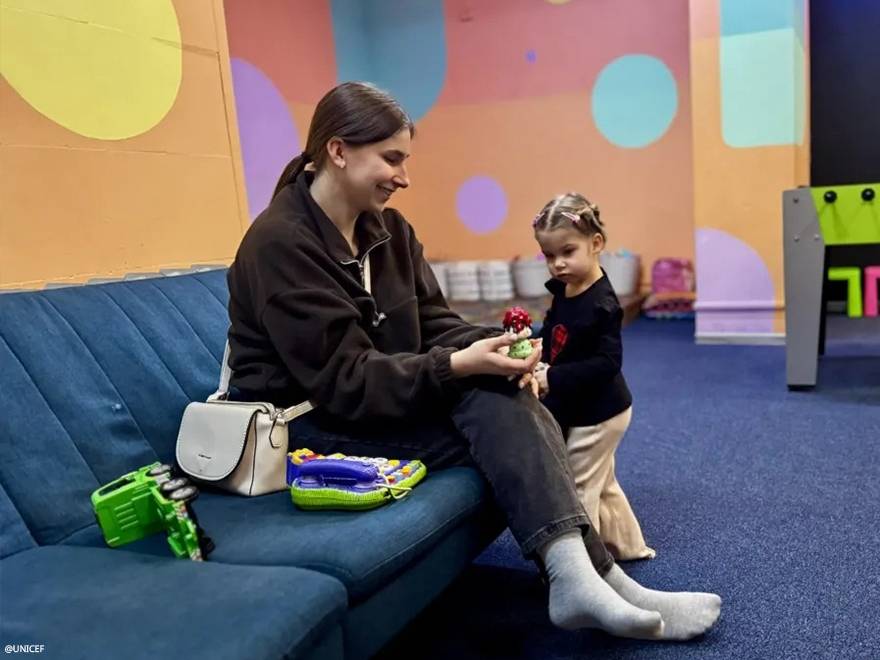 Anya y Alina juegan durante un rato en el centro Spilno de la estación de Leópolis. Anya y Alina juegan durante un rato en el centro Spilno de la estación de Leópolis.