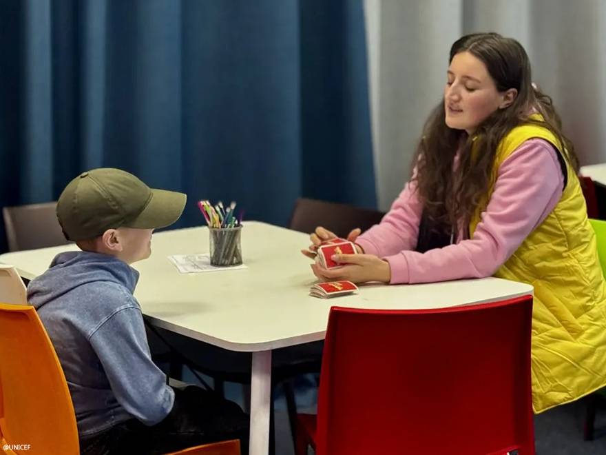 Una de nuestras compañeras de Unicef en Ucrania juega con un niño mientras espera su tren. Una de nuestras compañeras de Unicef en Ucrania juega con un niño mientras espera su tren.